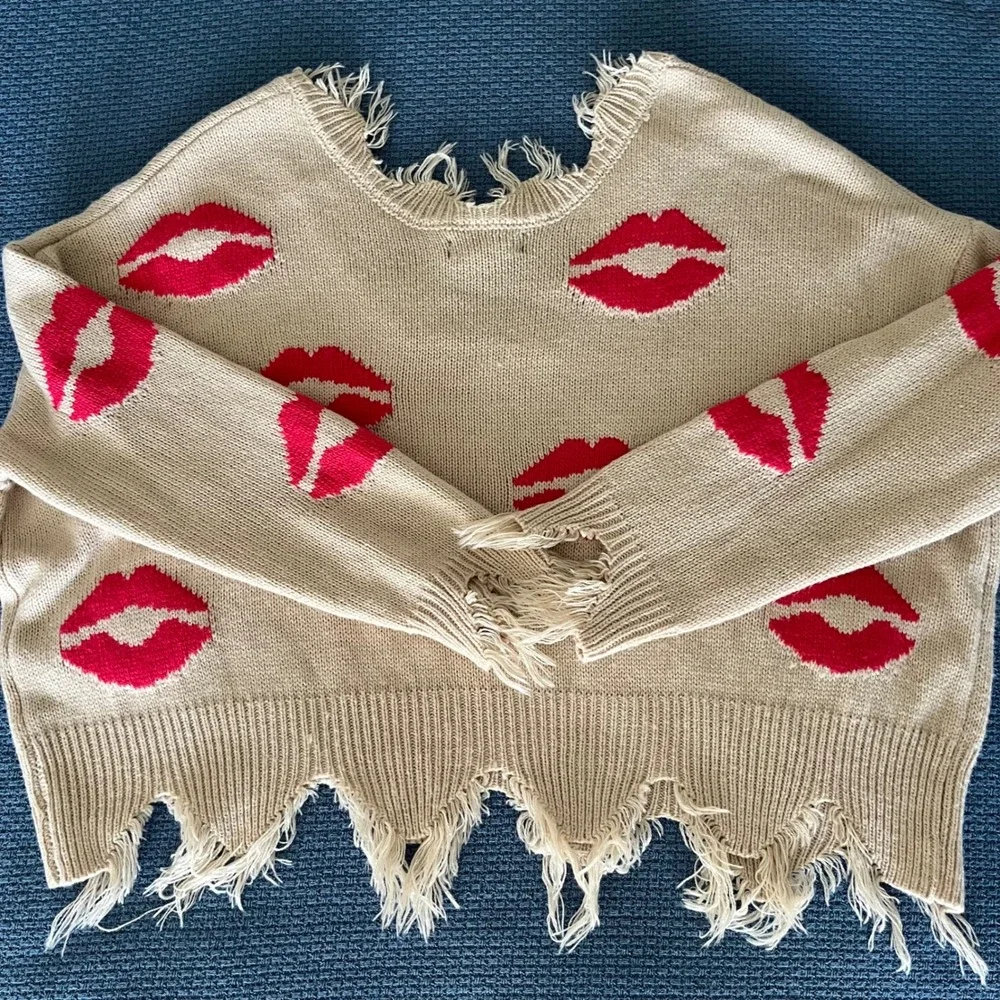 Just Polly Kiss Sweater Top Women's Medium Knit Lips Print Beige‎